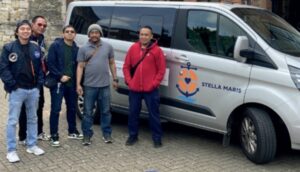 Vehicle with seafarers in front of the car